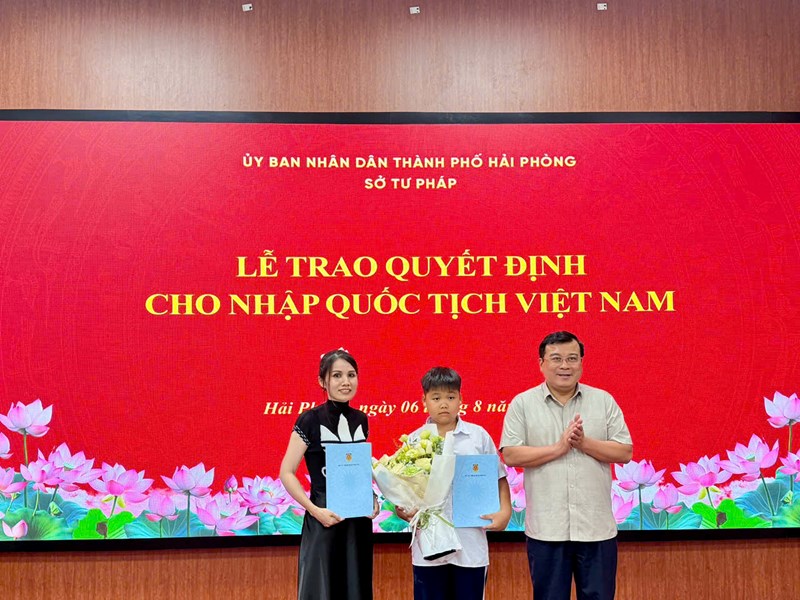                                                               TRAO QUYẾT ĐỊNH CHO NHẬP QUỐC TỊCH VIỆT NAM 